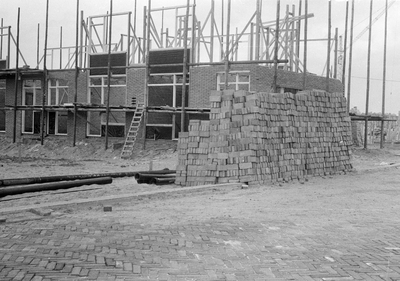 845040 Afbeelding van de bouw van vijftig woningen in de omgeving van het Looplantsoen te Utrecht.